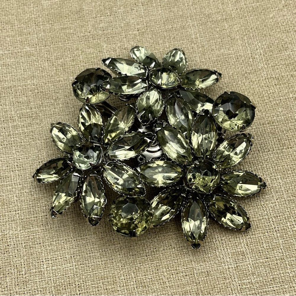 Large unisex glass silver tone prong set 3D grey floral 3 set Brooch - Picture 4 of 8